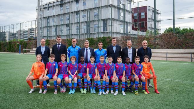 Fotografia oficial del Alevín D del Barça 2021/2022 junto con el presidente Joan Laporta