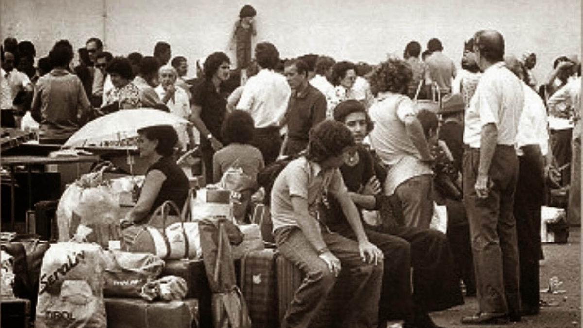 Retornados de las colonias esperan el traslado a la metrópoli, a finales de los 70.