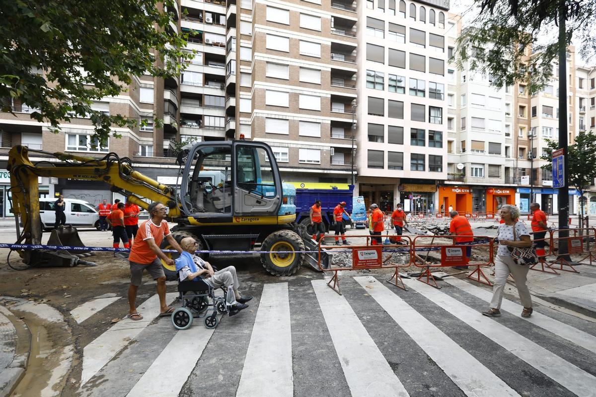 Los equipos trabajan en Hernán Cortés tras el reventón.