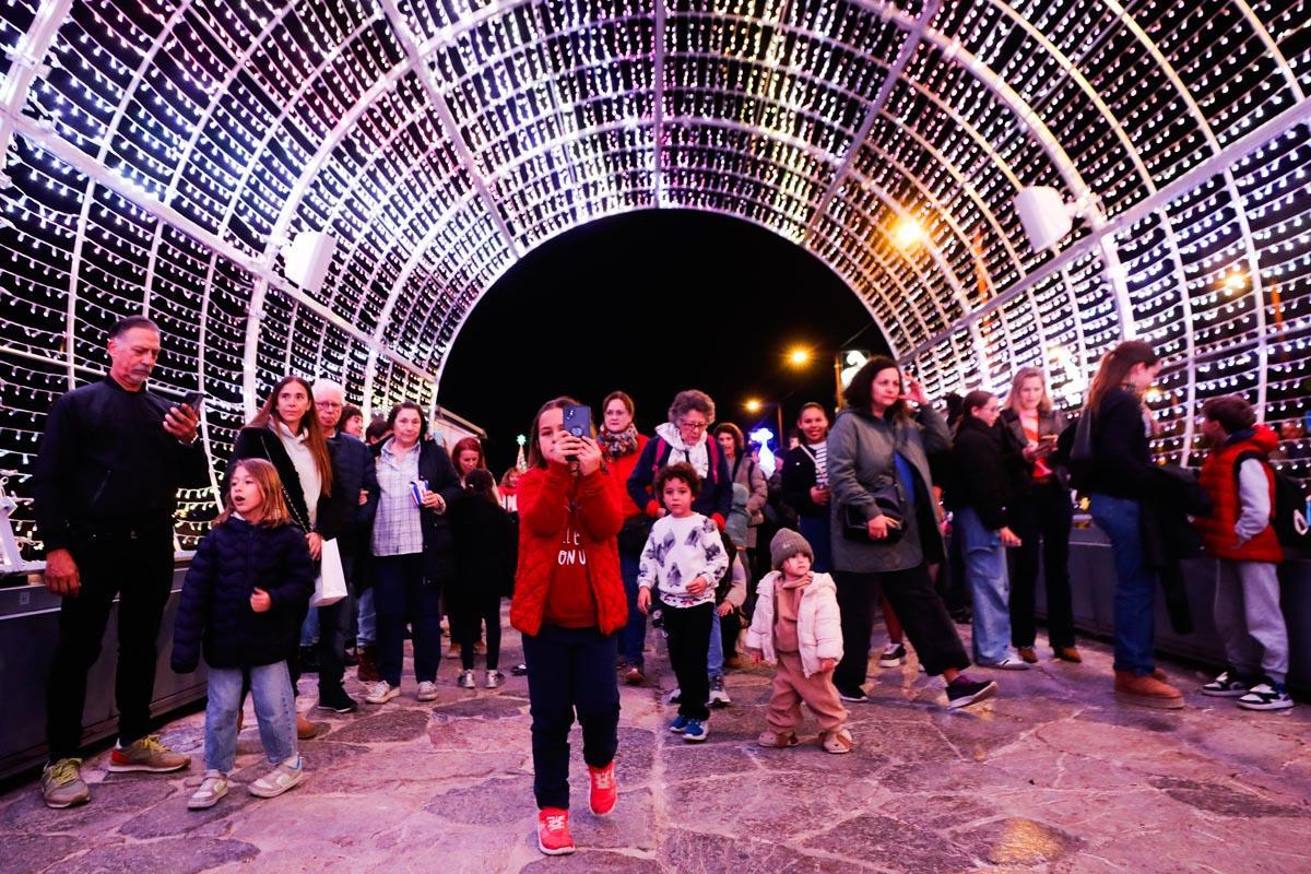 Galería: Juegos y risas en el túnel de luces del puerto de Ibiza