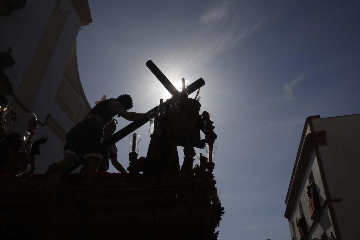 Cálida salida del Buen Suceso en el Martes Santo