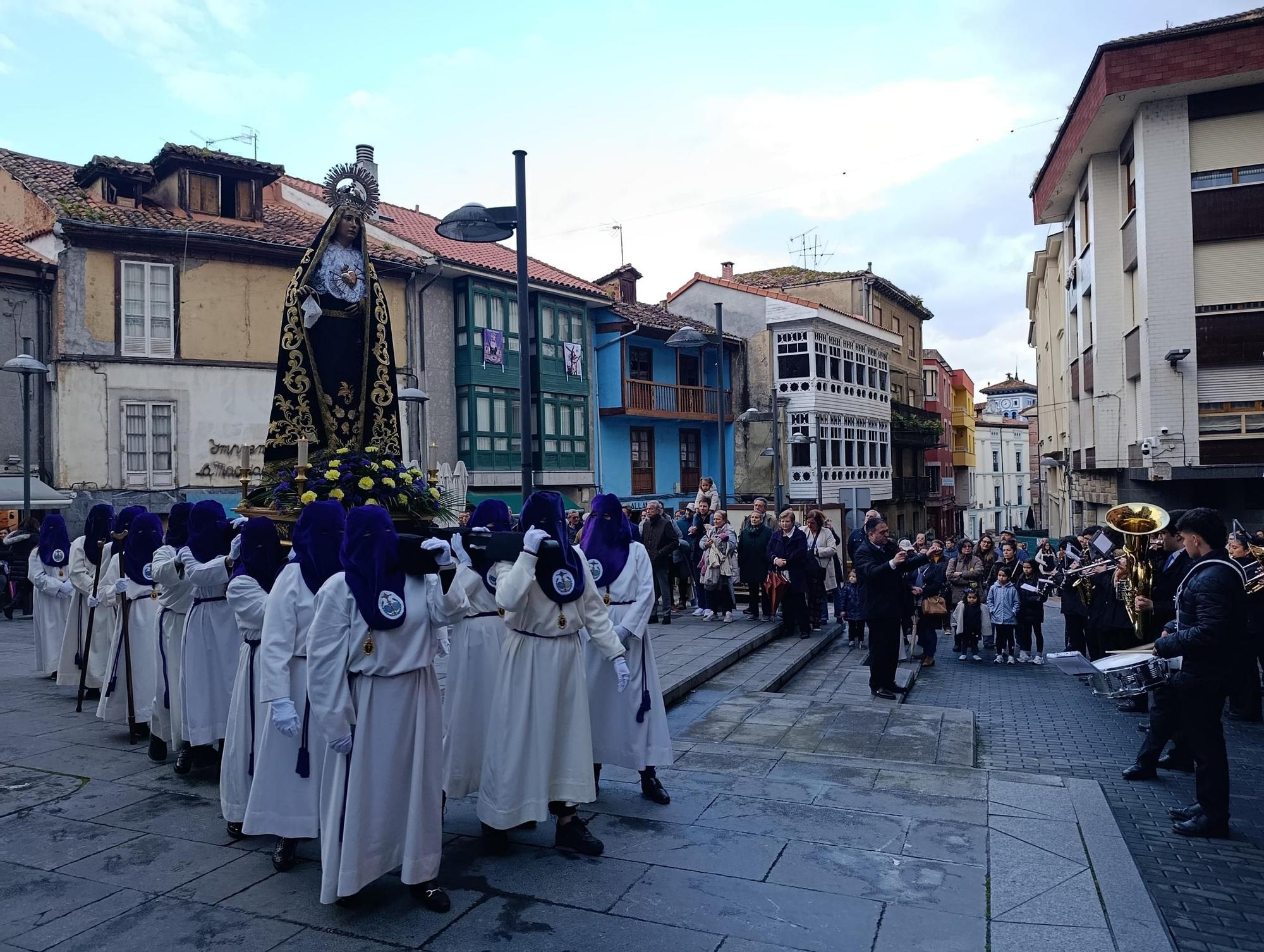 El Nazareno y la Virgen Dolorosa emocionan en Grado