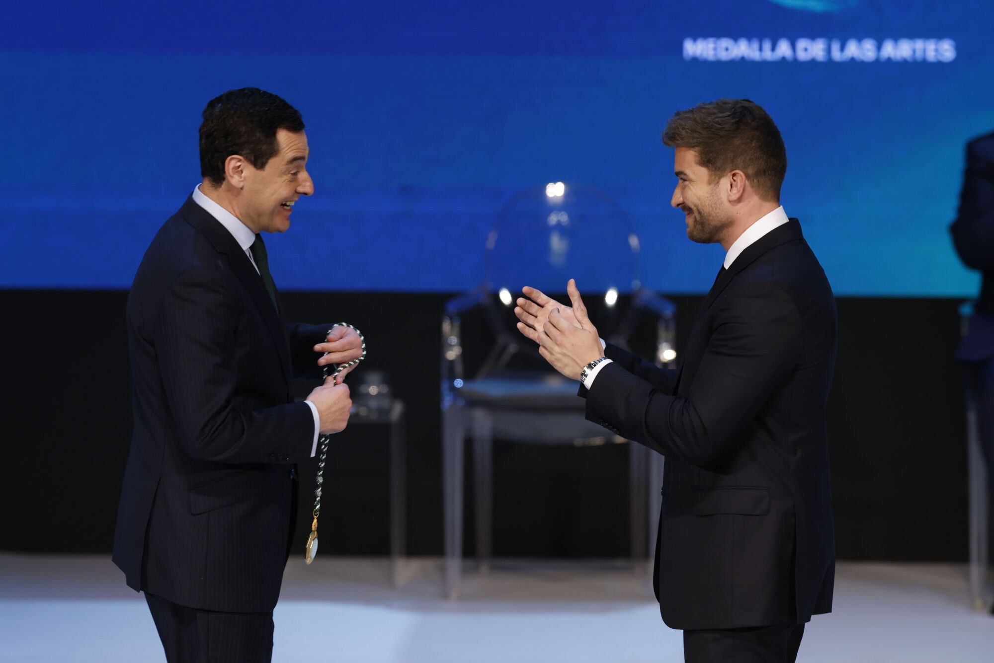 GRAFAND6601. SEVILLA, 28/02/2025.- El presidente andaluz, Juanma Moreno (i), junto al cantante Pablo Alborán que ha recibido la Medalla de Andalucía a las Artes durante el acto institucional de entrega de las distinciones de Hijo/a Predilecto/a y las Medallas de Andalucía, este viernes en Sevilla. EFE/Julio Muñoz