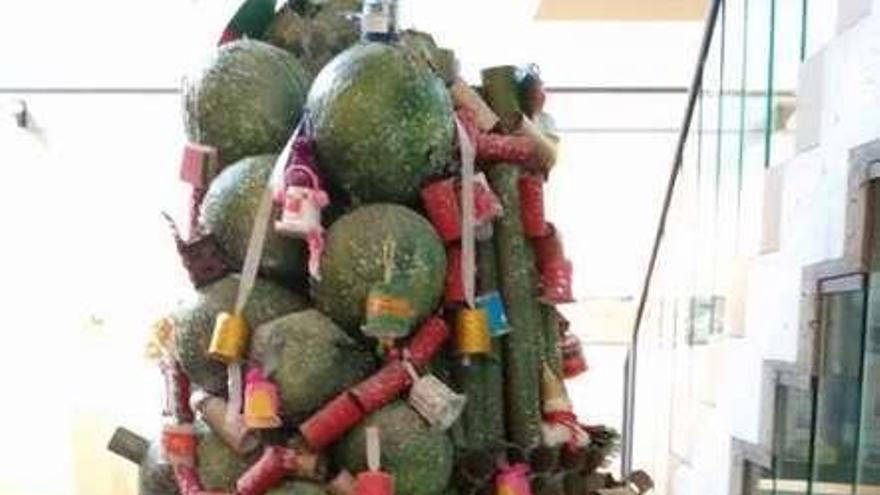 Dos de los árboles de Navidad creados por los escolares gijoneses con materiales reciclados.