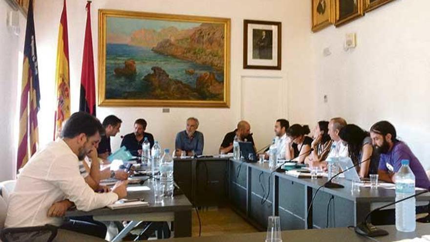 Imagen de un pleno celebrado en el ayuntamiento de Pollença.