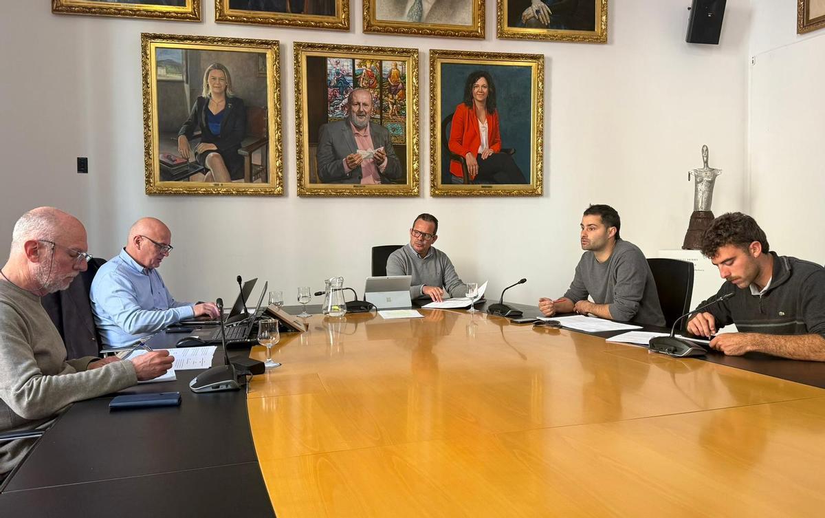 Imagen de una de las reuniones organizadas por el Consell para debatir sobre la ley de la Serra.
