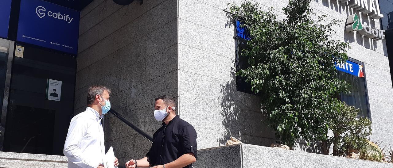 Bellido y Mas charlan frente a la entrada de la estación-término de Alicante