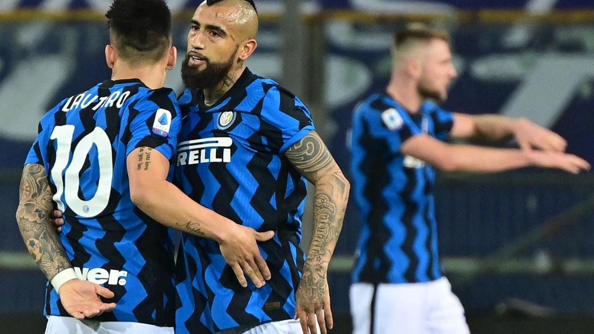 Arturo Vidal abraza a Lautaro Martínez al término del partido ante el Parma