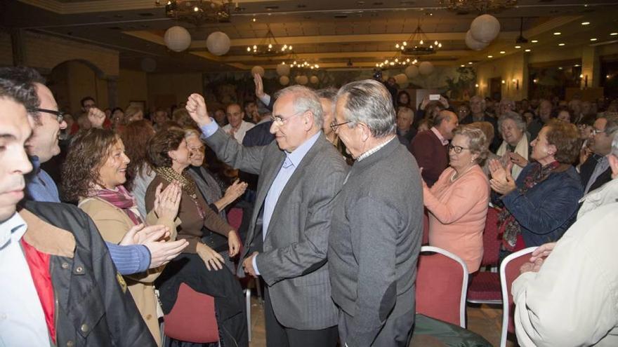 Alfonso Guerra saluda a los caravaqueños que asistieron a su mitin de ayer.