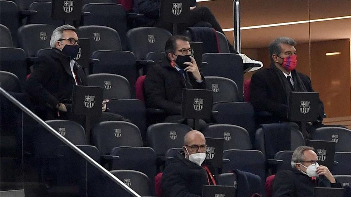 Laporta, Font y Freixa, en el palco del Camp Nou