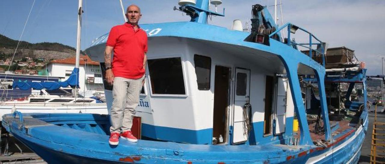 Javier Carro, ayer, en su barco bateeiro, su principal herramienta de trabajo.   | SANTOS ÁLVAREZ