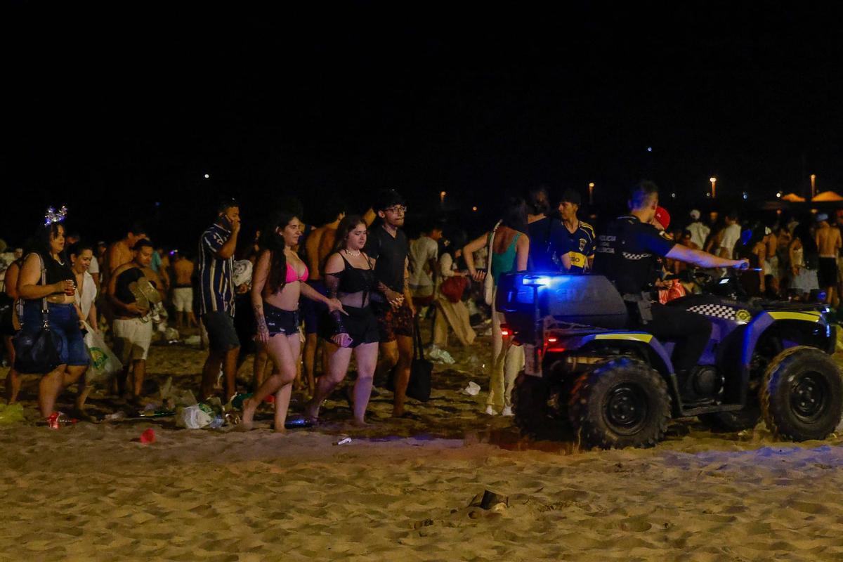 Dispositivo de limpieza en las playas valencianas tras la noche de San Juan Dispositivo de limpieza en las playas valencianas tras la noche de San Juan