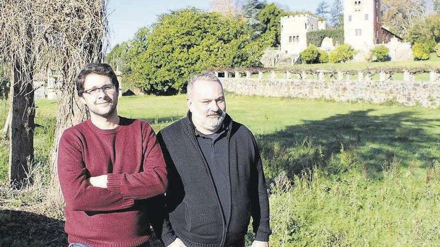 Carlos Babío, a la derecha, junto al otro autor del libro, Manuel Pérez, ante el pazo de Meirás en Sada.