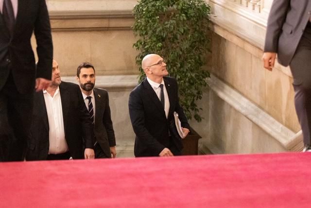 Els consellers a la presó arriben al Parlament.