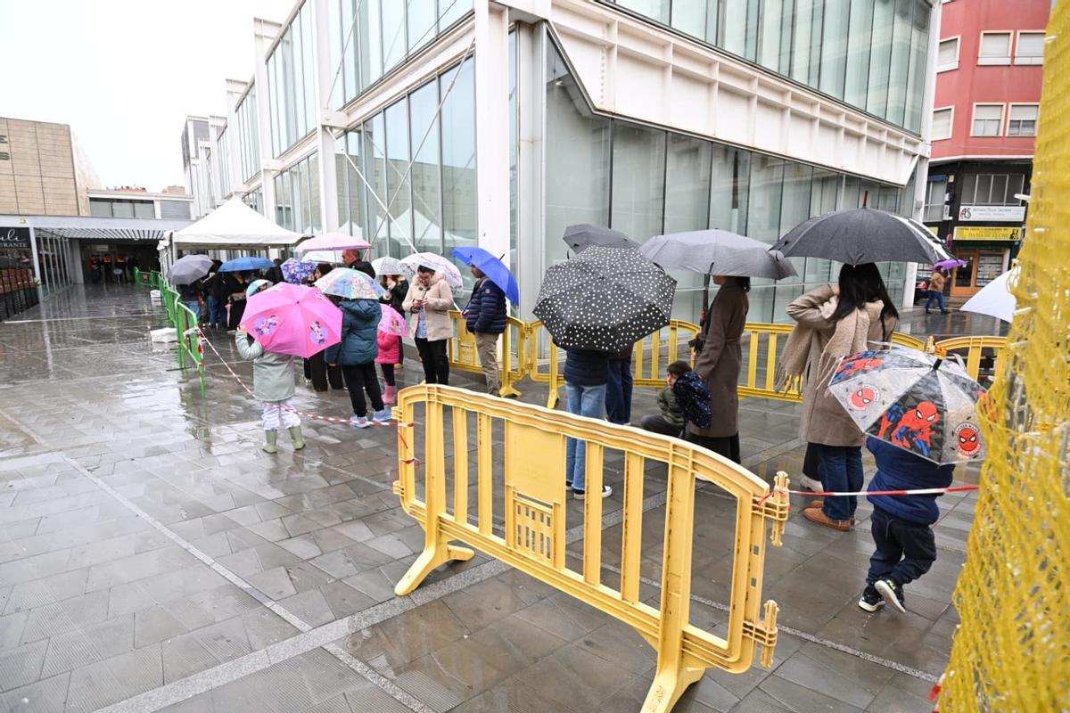 Colas bajo la lluvia en Elche para ver a los Reyes en el Campamento Real
