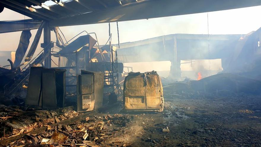 Las llamas devoran varias naves en un polígono industrial en Mos
