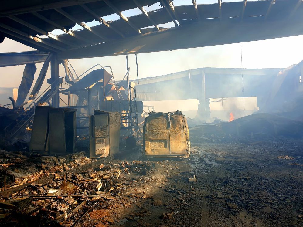 Las llamas devoran varias naves en un polígono industrial en Mos
