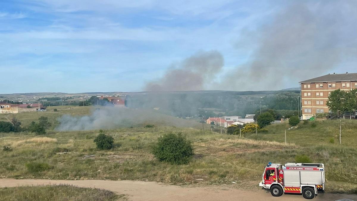 Fuego en este barrio de Zamora: los bomberos del Ayuntamiento sofocan las llamas