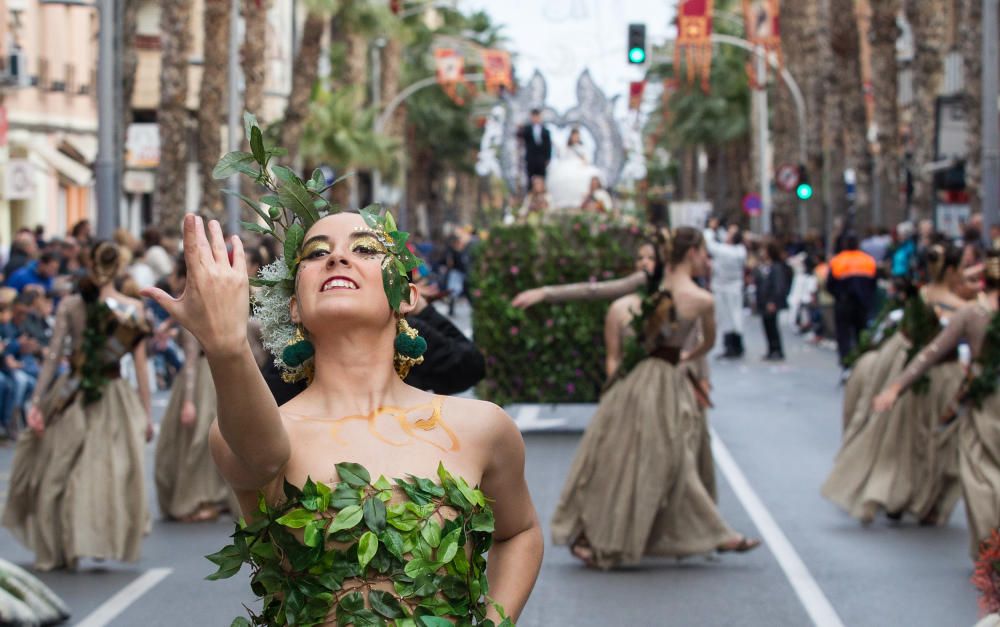 Los bailes y los trajes de los componentes de las comparsas llenaron la calle Alicante y la avenida Ancha de Castelar de colorido y originalidad.