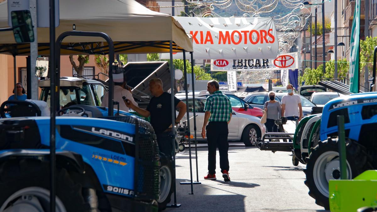 Zona de exposición y venta de vehículos y maquinaria en la Feria de San Isidro de Castalla el año pasado.