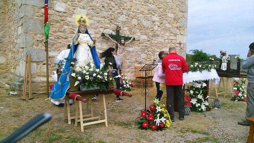 La Virgen, el Niño y el Cristo de San Esteban, junto a la ermita de Muelas del Pan.