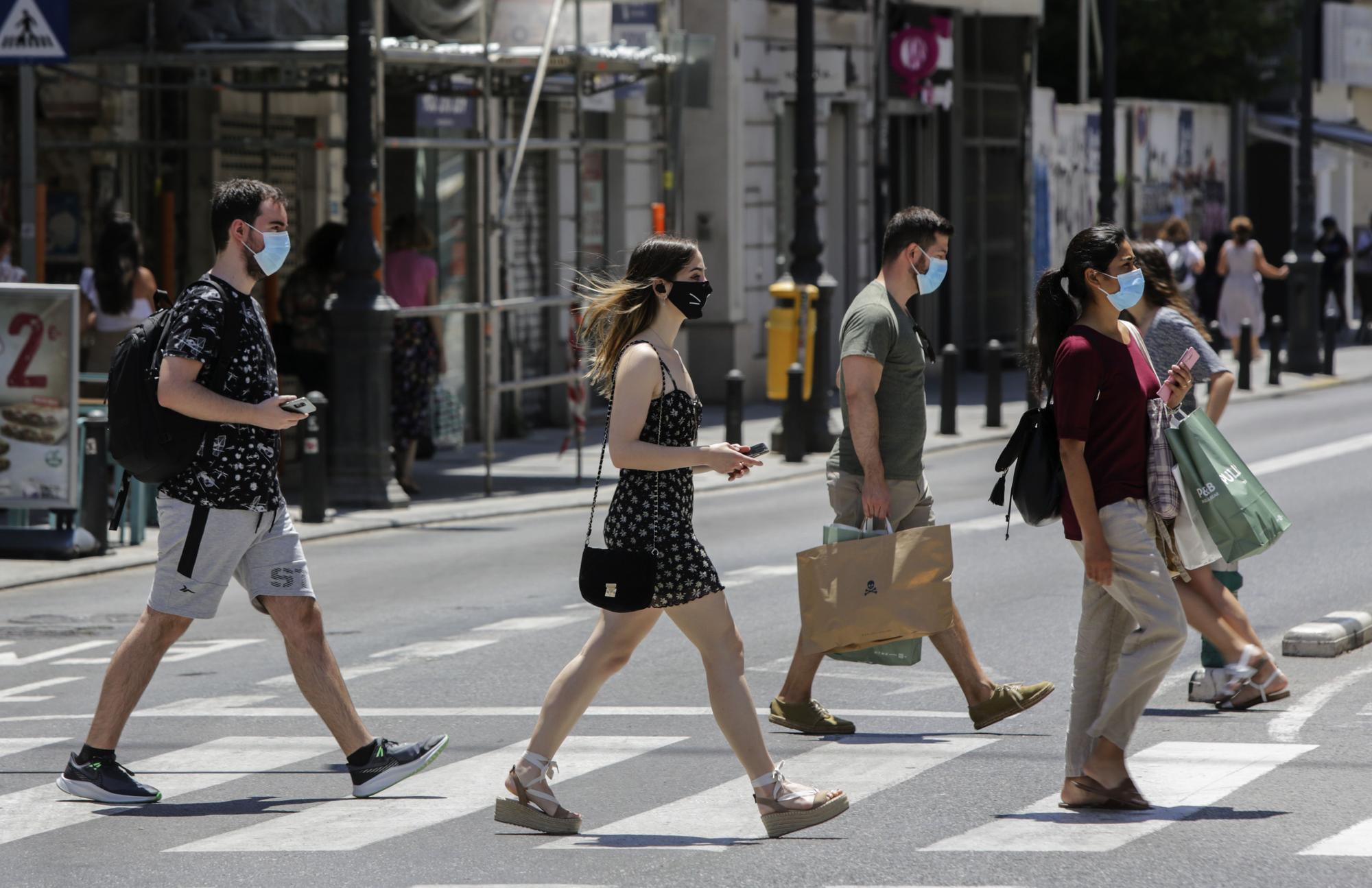 Valencia no se quita la mascarilla en plena calle