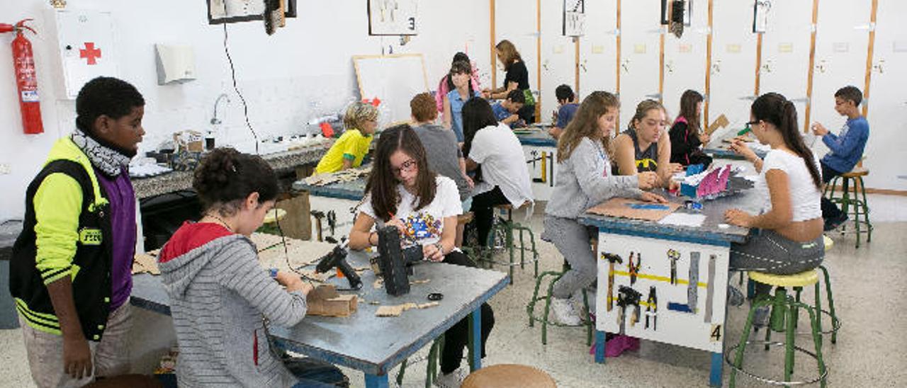 Los alumnos de Primero de la ESO en el aula de Tecnología, distribuidos por grupos.