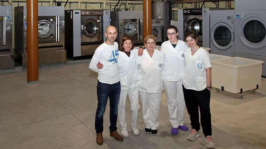 Imagen de parte del equipo de la Lavandería Elegante en las renovadas instalaciones. // Bernabé/Juan Carlos Asorey