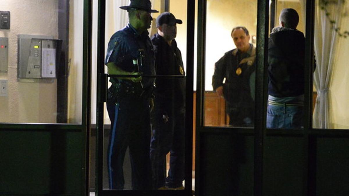 Varios policías salen de un edificio de apartamentos de Revere, en Boston, investigado en relación con el atentado del maratón.