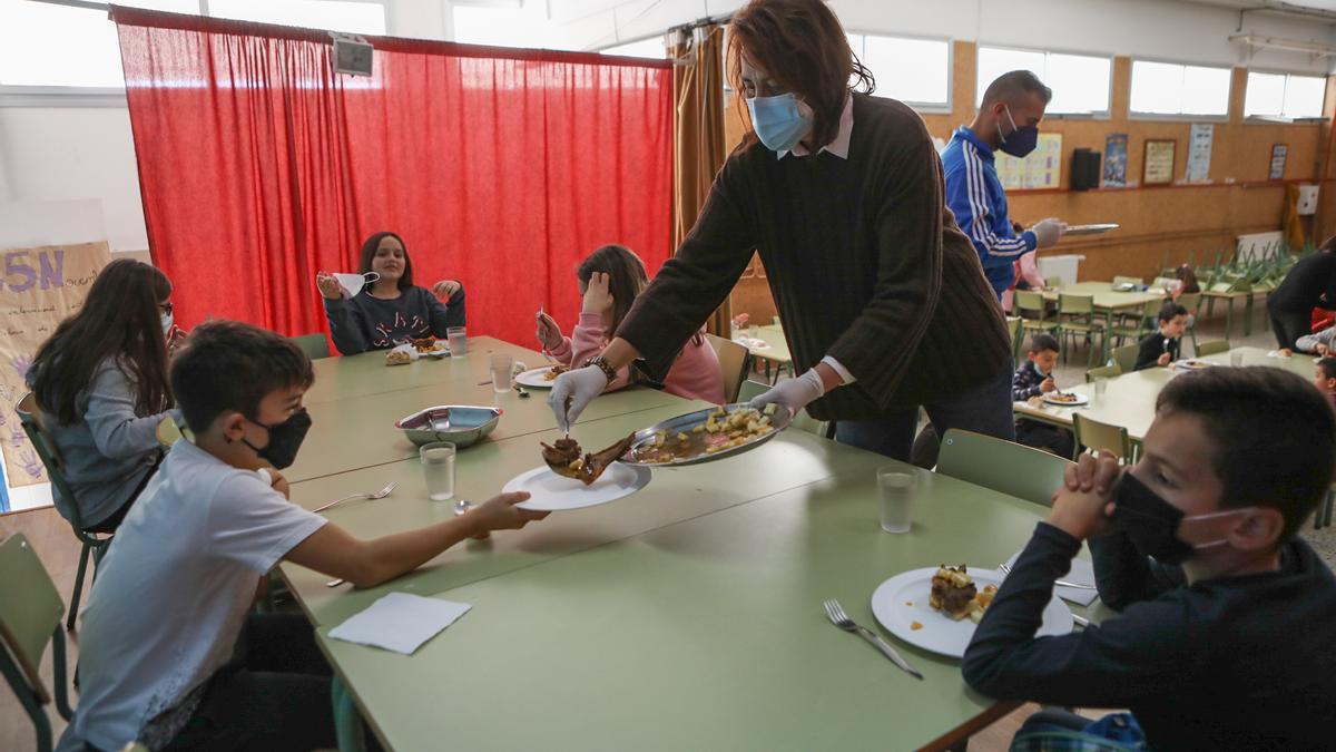 Niños degustando el menú en el comedor. // Anxo Gutiérrez