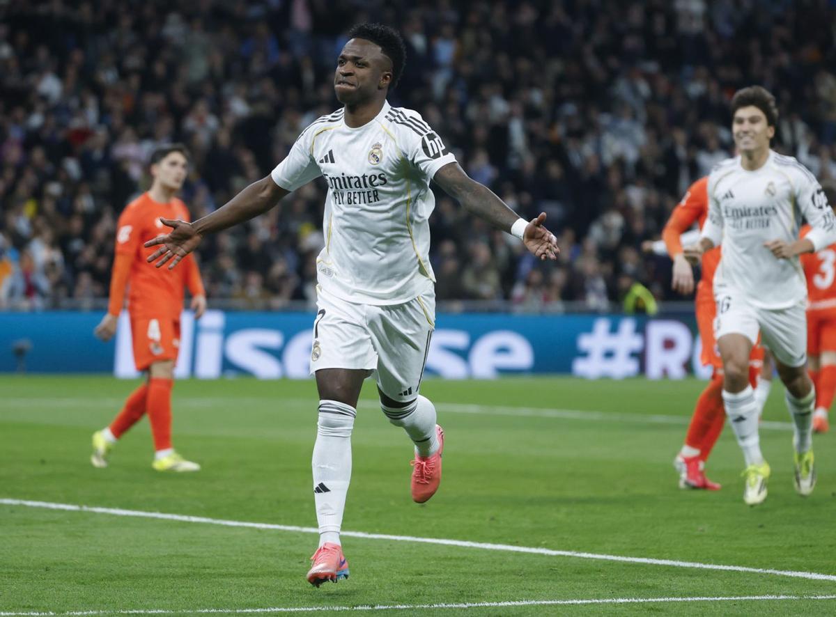 Vinicius celebra uno de sus goles de ayer. | EFE