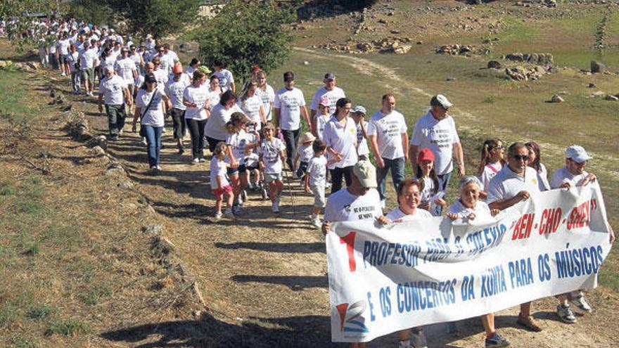 Marcha de protesta de padres de alumnos del Ben Cho Shey y vecinos de Pereiro por la senda del embalse de Cachamuíña.  // Iñaki Osorio