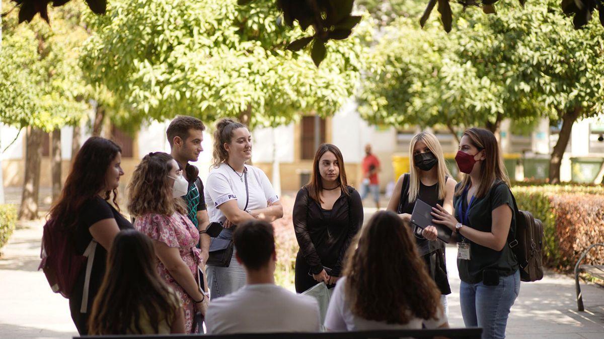 A la derecha, Julia Añón en una de la visitas turísticas organizada por la Delegación de Juventud.