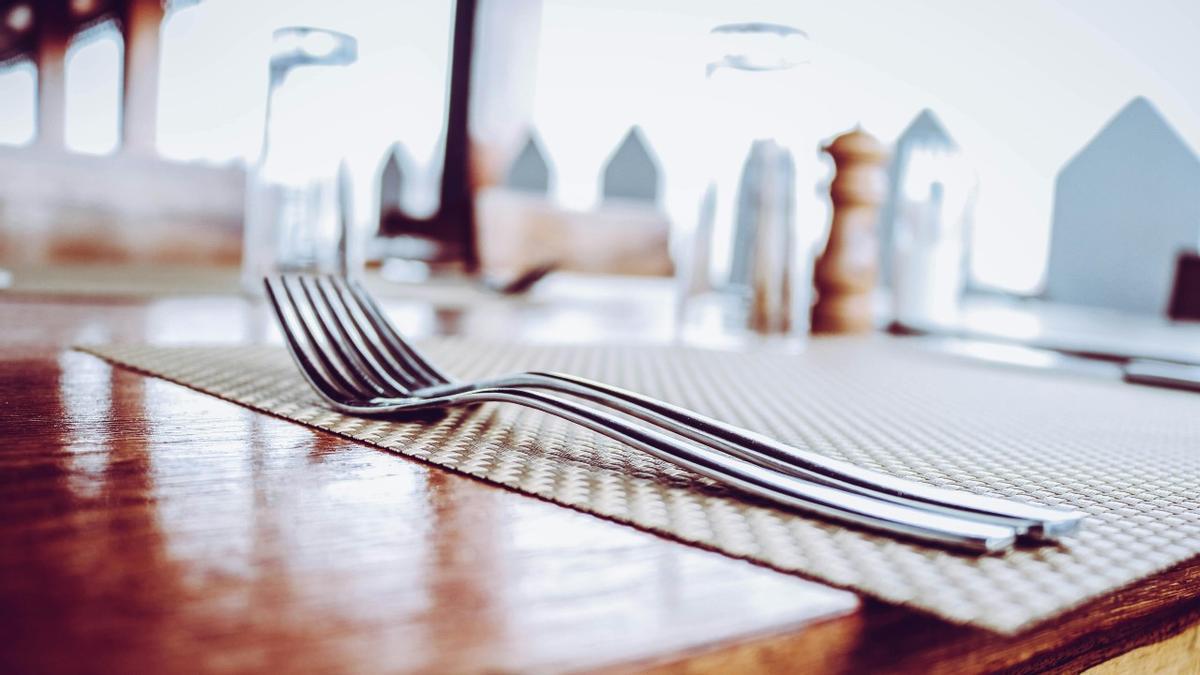 Unos tenedores sobre la mesa de un restaurante.