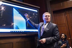 Washington (United States), 17/05/2022.- Deputy Director of Naval Intelligence Scott Bray plays a video of an ’unidentified aerial phenomena,’ commonly referred to as UFOs, during a hearing before a subcommittee of the House Intelligence Committee on the phenomena in the US Capitol in Washington, DC, USA, 17 May 2022. It is the first public hearing on UFOs on Capitol Hill since the 1960s. (Estados Unidos) EFE/EPA/JIM LO SCALZO