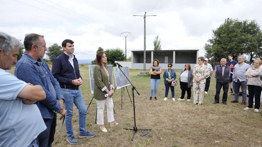 Paz Rodríguez y Gonzalo Louzao durante la visita.