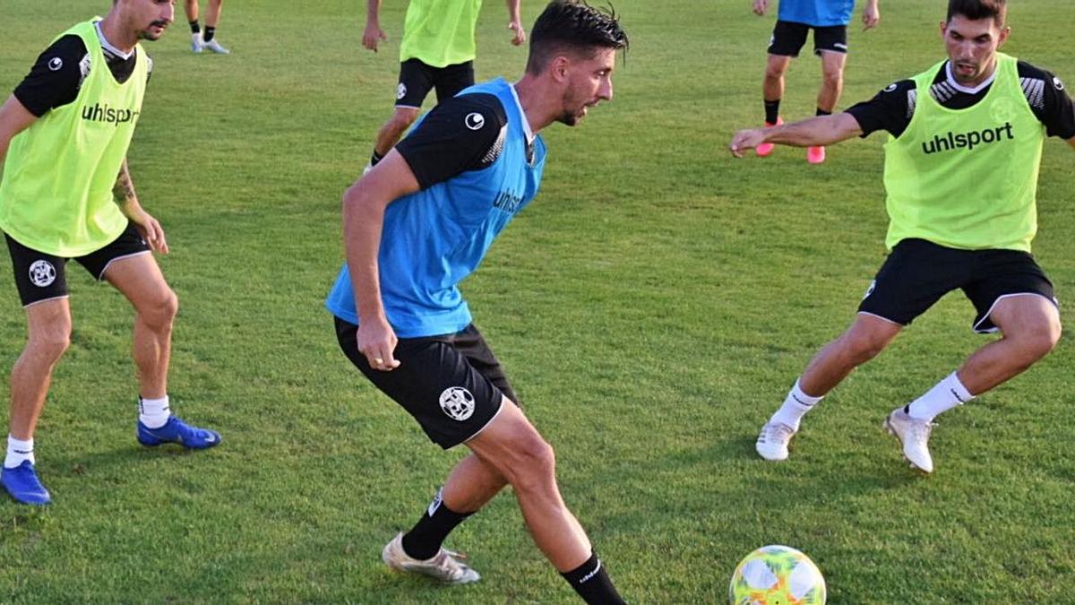 Coque toca el balón en el entrenamiento de ayer. / ZCF