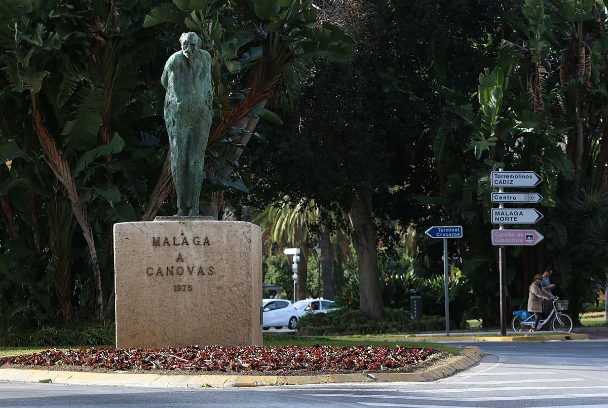 Monumento a Cánovas, delante de su avenida.