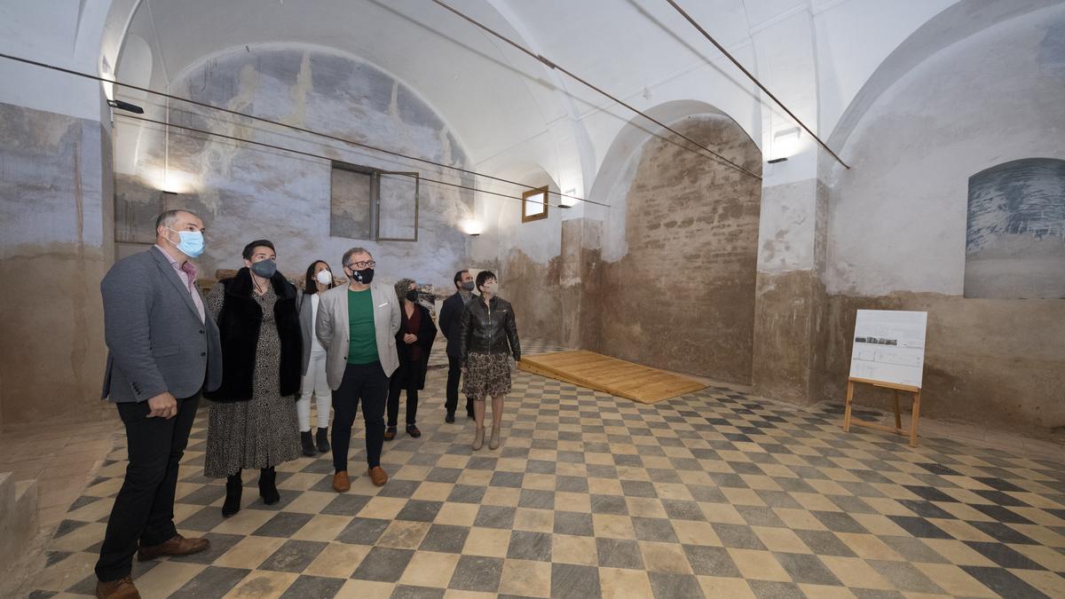 El presidente de la Diputación, José Martí, recorre las estancias de la renovada vieja iglesia del Replà, junto a la alcaldesa de les Alqueries, Esther Lara.