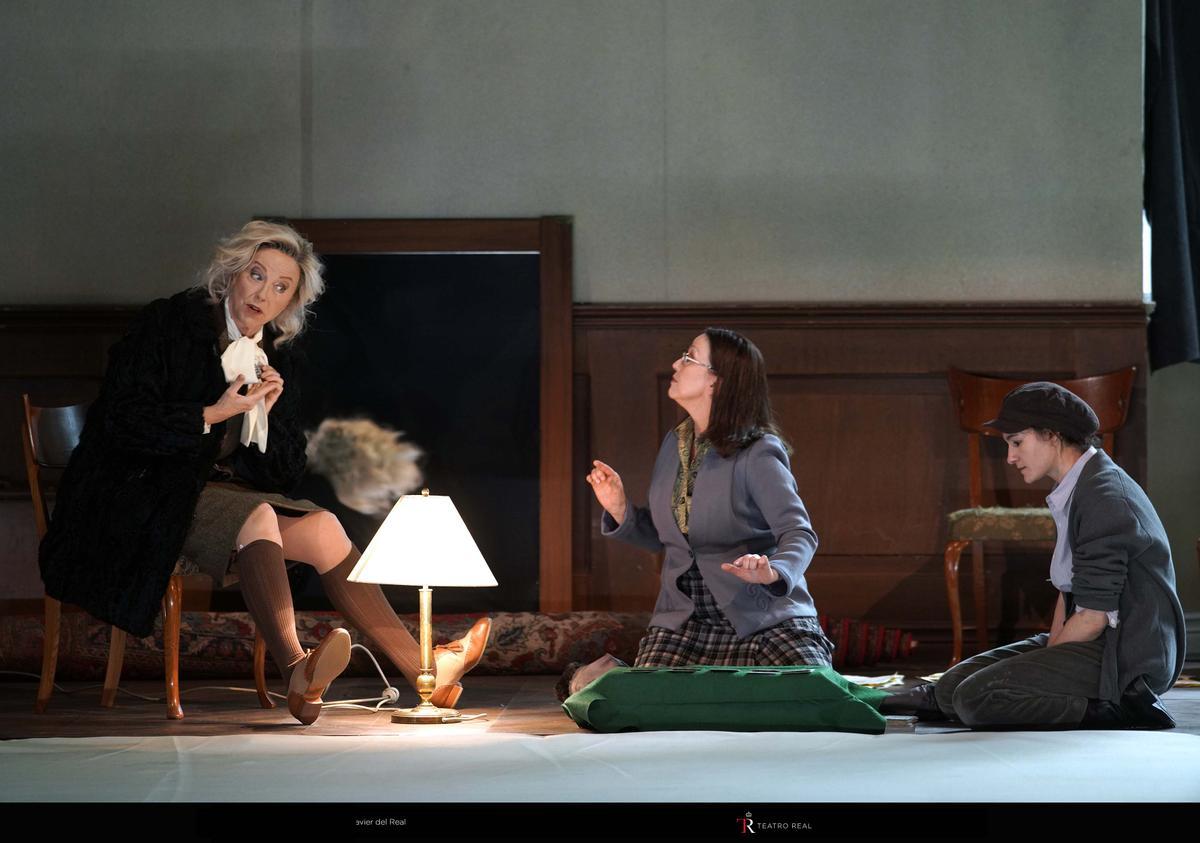 Anne Sofie von Otter (Adelaide), Barbara Zechmeister (La tiradora de cartas) y Sarah Defrise (Zdenka), en escena.