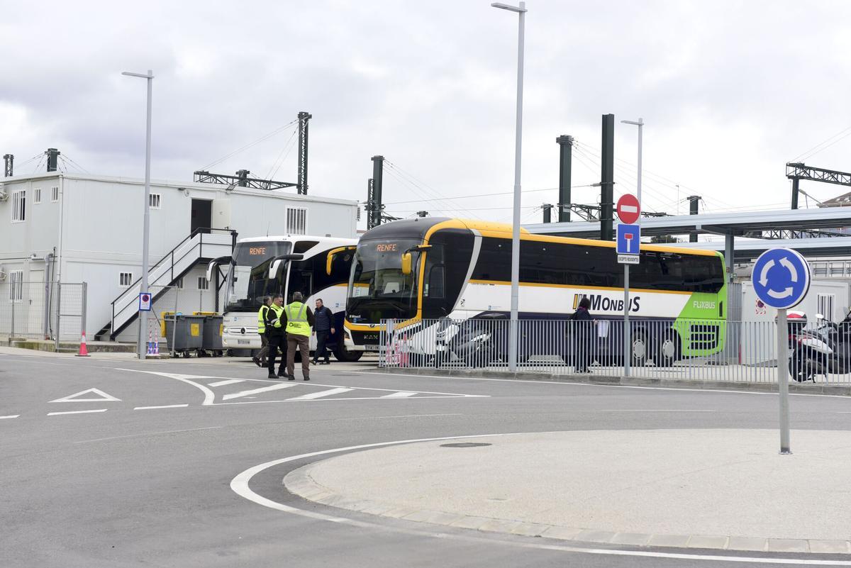 El cierre de la estación ferroviaria los días 28 y 29 de marzo obliga a diseñar un plan alternativo de transporte para garantizar la movilidad de los viajeros. El primer día se ha desarrollado con tranquilidad y pocos pasajeros en el servicio extraordinario de buses. El cierre de la estación ferroviaria los días 28 y 29 de marzo obliga a diseñar un plan alternativo de transporte para garantizar la movilidad de los viajeros. El primer día se ha desarrollado con tranquilidad y pocos pasajeros en el servicio extraordinario de buses.