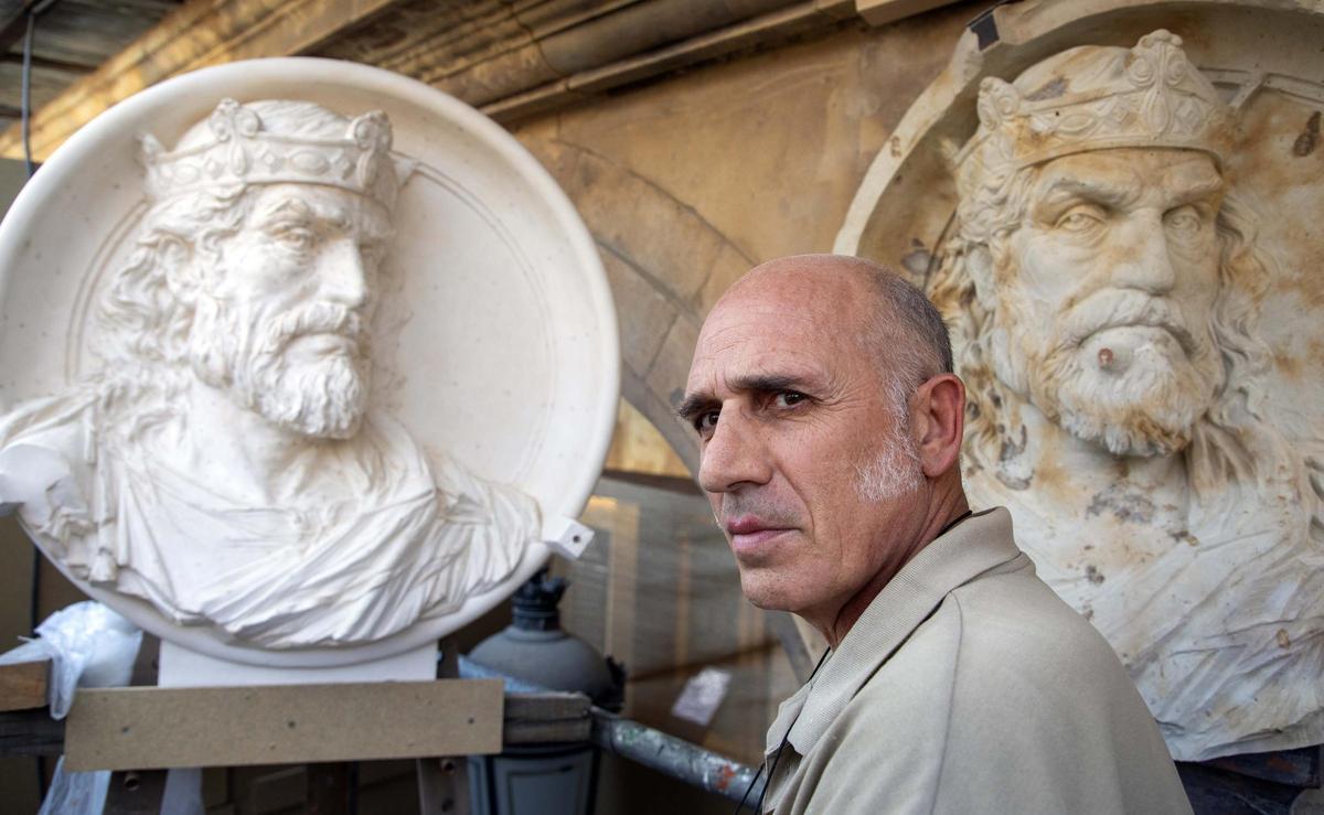 El escultor del medallón de Alfonso IX, Oscar Alvariño, trabaja en el pabellón de Petrineros de la Plaza Mayor.