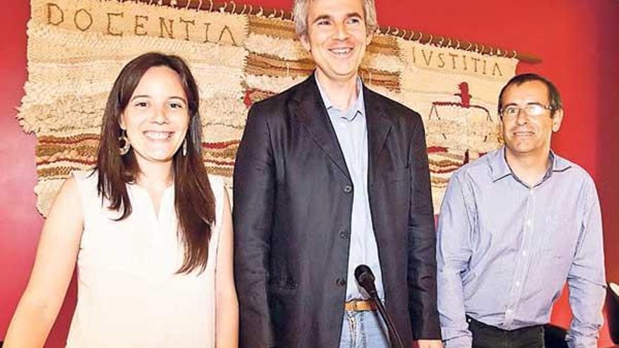 Vanesa Álvarez (izda), Fernando Vázquez Portomeñe y Antonio Salas.  // Óscarl Corral