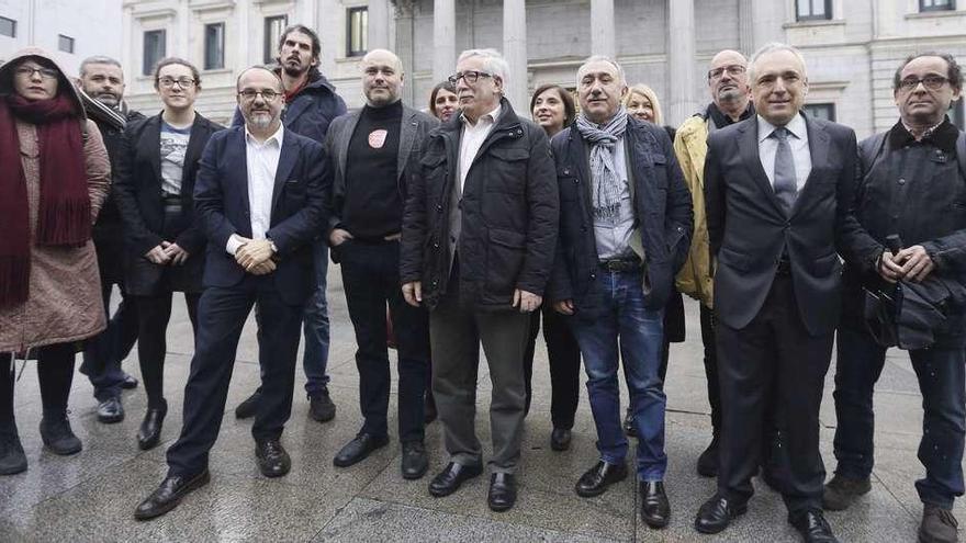 Ignacio Fernández &quot;Toxo&quot;, de Comisiones Obreras, y el secretario general de UGT, Pepe Álvarez, en el centro de la foto, ayer a la puertas del Congreso, junto a representantes de los grupos que promovieron y respaldaron la iniciativa popular para implantar la renta mínima. // Efe