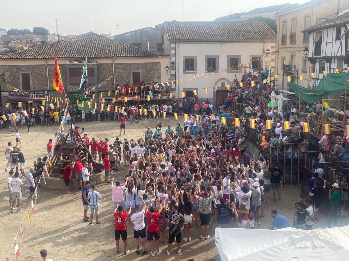 Las fiestas de verano llenan de vecinos la plaza de Cuacos de Yuste.