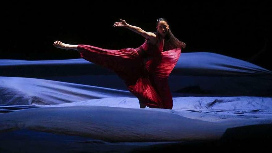 La bailarina Sara Shigenari, ayer, durante una escena del ballet &quot;Tristán e Isolda&quot;.