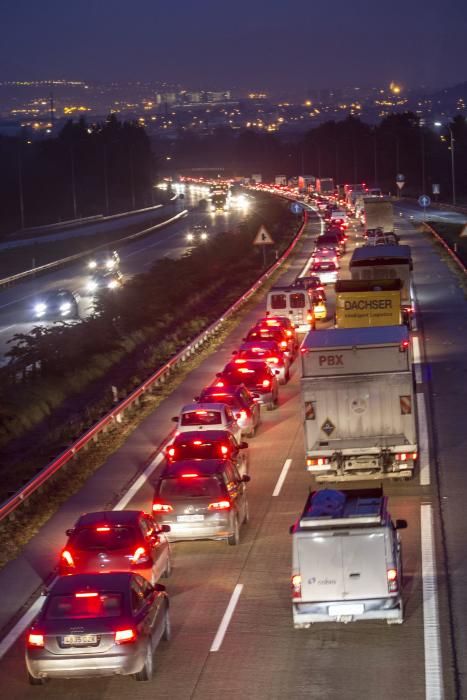 Atasco por un accidente en la autopista "Y"