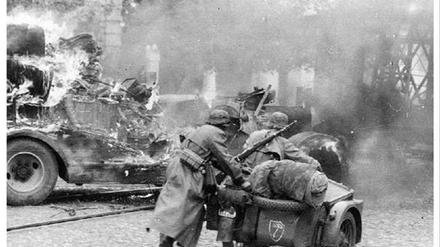 Imagen del ataque de las tropas nazis a Mariúpol en 1941.