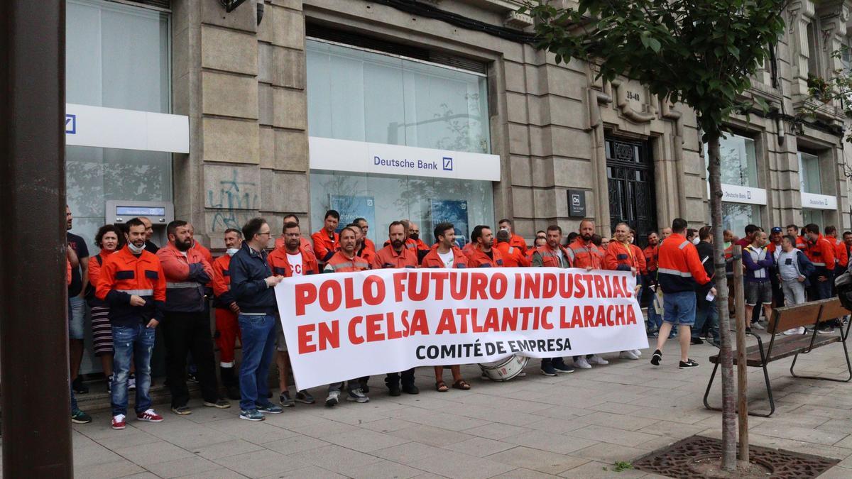 Trabajadores de Celsa, con planta en A Laracha, protestan en A Coruña.