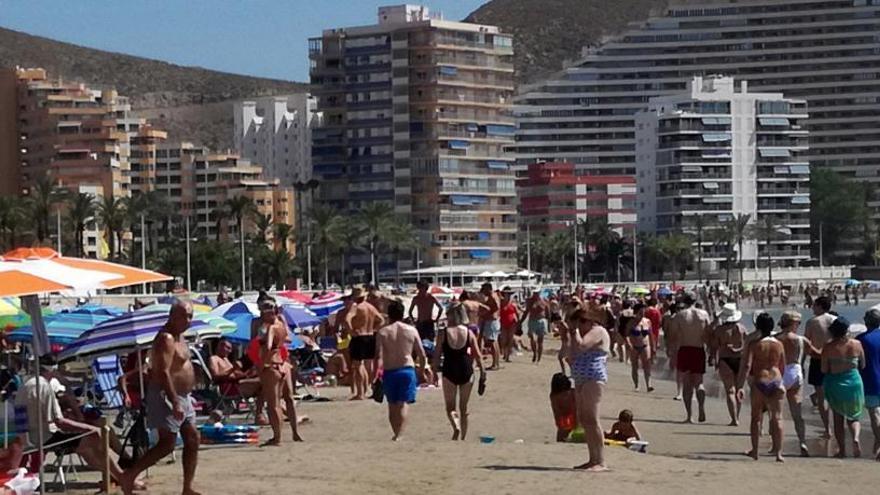 La prohibición de instalar sombrillas delante del mar desata la polémica en Cullera